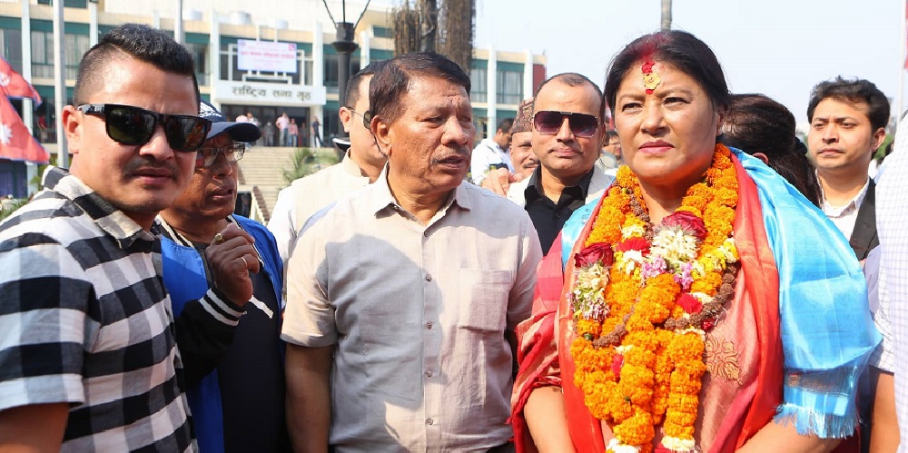 श्रीमानलाई साथमा लिएर सिर्जना सिंहले दिइन् काठमाडौंको मेयरमा उम्मेदवारी